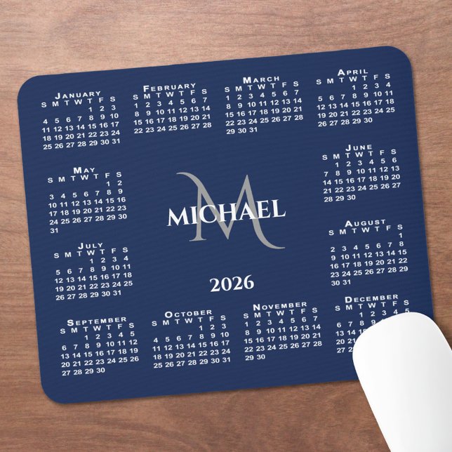 Tapis De Souris Calendrier 2026 Chic Monogramme Nom sur Bleu Nuit (2026 Calendar Chic Monogram Name on Navy Blue Mouse Pad, in situ)