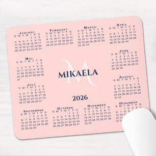 Tapis De Souris Calendrier 2026 Chic Monogramme Nom sur Rose Corai