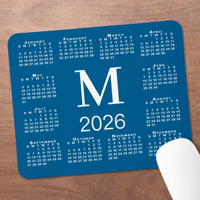 Tapis De Souris Calendrier 2026 Monogramme Bleu et Blanc (Blue and White Monogram 2026 Calendar Mouse Pad, in situ)