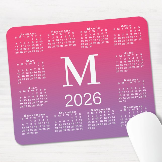Tapis De Souris Calendrier 2026 Monogramme sur dégradé rose à viol (2026 Calendar Monogram on Pink to Purple Gradient Mouse Pad, in situ)