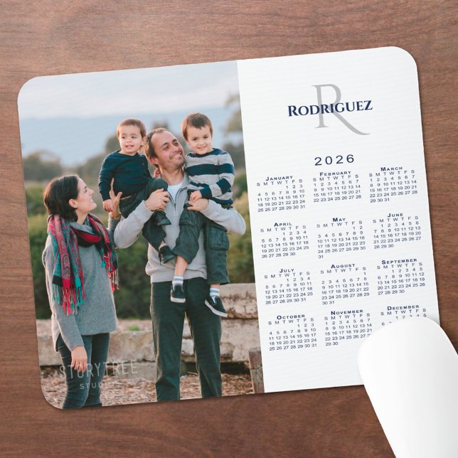 Tapis De Souris Calendrier 2026 Photo personnalisée Monogramme Nom (2026 Calendar Custom Photo Monogram Name Mouse Pad, in situ)