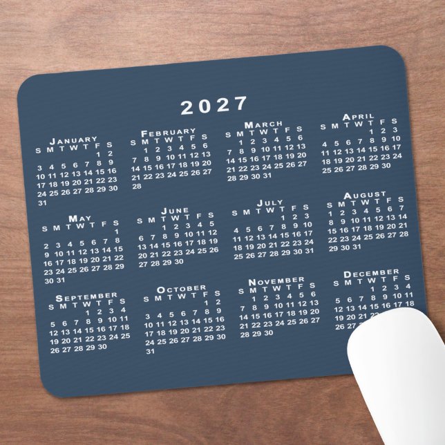 Tapis De Souris Calendrier 2027 Bleu Nuit et Blanc (Navy Blue and White 2027 Calendar Mouse Pad in situ)