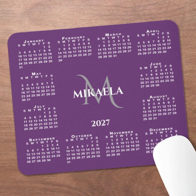 Tapis De Souris Calendrier 2027 Chic Monogramme Nom sur Violet (2027 Calendar Chic Monogram Name on Purple Mouse Pad in situ)