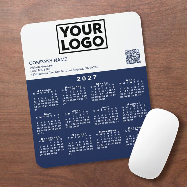Tapis De Souris Calendrier 2027 Logo Entreprise Code QR Bleu Marin (2027 Calendar Business Logo QR Code Navy White Mouse Pad in situ)