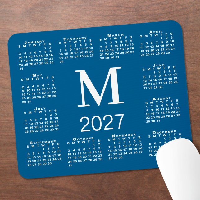 Tapis De Souris Calendrier 2027 Monogramme Bleu et Blanc (Blue and White Monogram 2027 Calendar Mouse Pad in situ)
