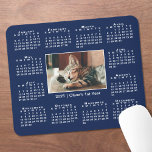 Tapis De Souris Calendrier moderne 2025 Votre nom photo sur Navy B<br><div class="desc">Le calendrier moderne 2025 comprend votre photo et votre nom au milieu. Remplacez l'exemple d'image et de texte par le vôtre dans la barre latérale. Votre photo a une fine bordure blanche et est entourée d'un calendrier blanc facile à lire sur un arrière - plan bleu marine. Un grand cadeau...</div>
