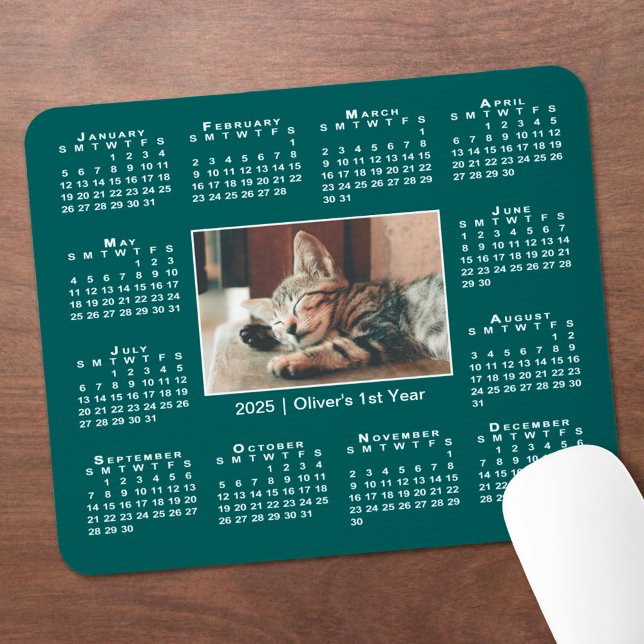Tapis De Souris Calendrier moderne 2025 Votre nom photo sur Turquo (Modern 2025 Calendar Your Photo Name on Teal Mouse Pad in situ)