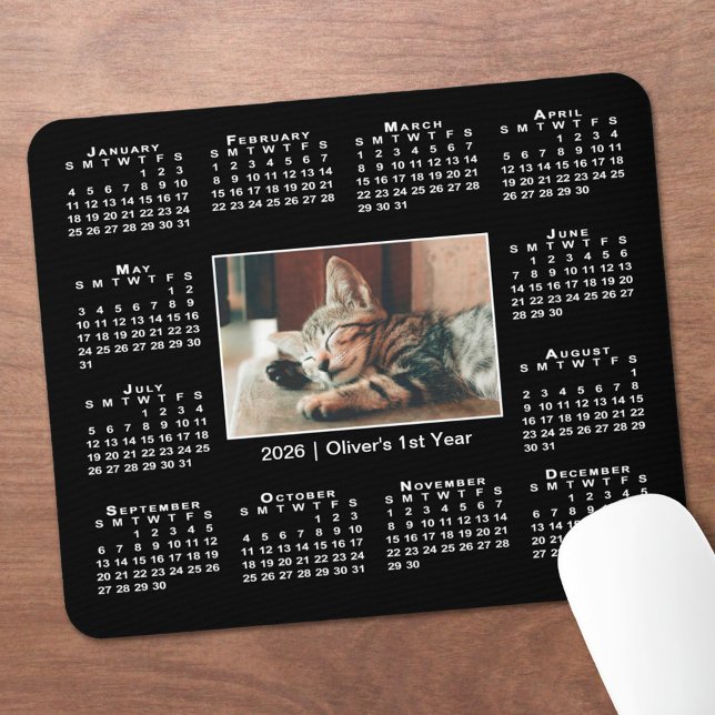 Tapis De Souris Calendrier moderne 2026 Votre nom photo en noir (Modern 2026 Calendar Your Photo Name on Black Mouse Pad, in situ)