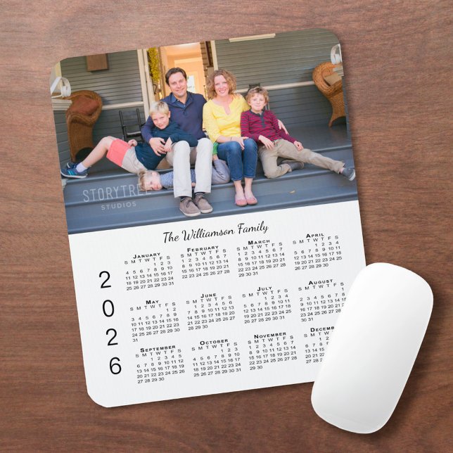 Tapis De Souris Calendrier personnalisé avec photo et nom blanc 20 (Personalized Photo Name White 2026 Calendar Mouse Pad in situ)