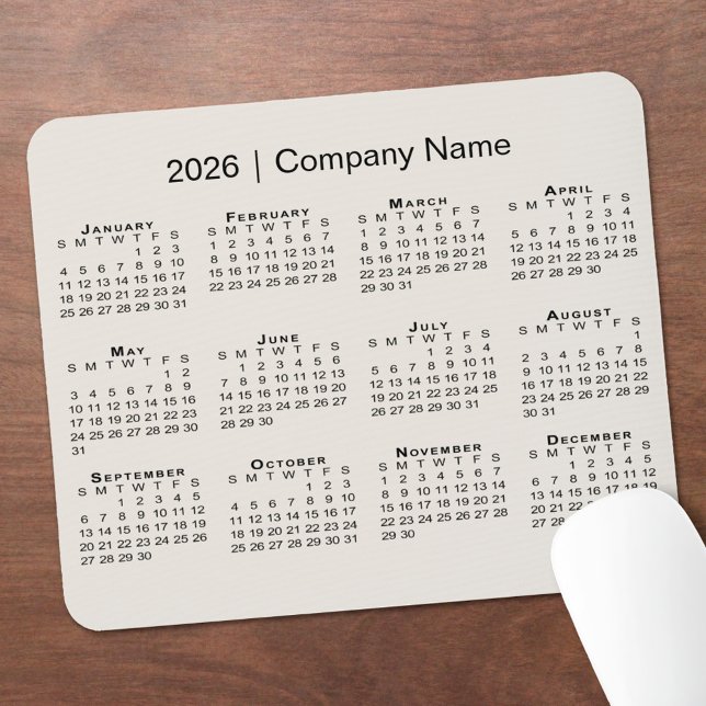 Tapis De Souris Calendrier simple 2026 avec nom de l'entreprise su (Simple 2026 Calendar with Company Name on Beige Mouse Pad, in situ)