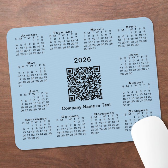 Tapis De Souris Calendrier simple 2026 Code QR Entreprise Bleu Cla (Simple 2026 Calendar Business QR Code Light Blue Mouse Pad, in situ)