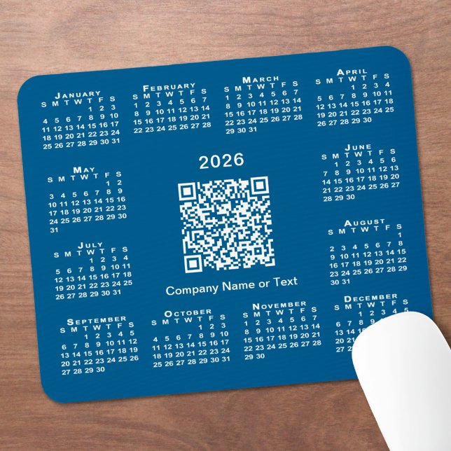 Tapis De Souris Calendrier simple 2026 Code QR Entreprise sur fond (Simple 2026 Calendar Business QR Code on Blue Mouse Pad, in situ)