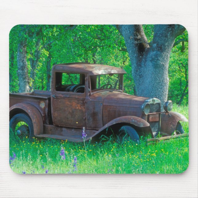 Tapis De Souris Camion antique rouillé dans un pré (Devant)