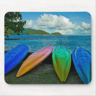 Tapis De Souris Canots Colorés Sur La Plage À Pago Pago