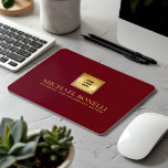 Tapis De Souris Cardinal Rouge Cuir Luxe Or Nom du logo<br><div class="desc">Améliorez votre espace de travail grâce à ce tapis de souris en cuir rouge cardinal haut de gamme, conçu pour combiner style et fonctionnalité. Doté d'un logo doré luxueux et d'une option permettant d'ajouter deux lignes de texte personnalisé, ce pavé de souris est parfait pour personnaliser avec votre nom, entreprise,...</div>