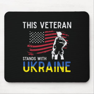 Tapis De Souris Ce vétéran se tient avec le soutien du drapeau Ukr