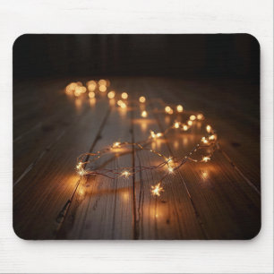 Tapis De Souris Chaîne lumineuse sur un plancher en bois
