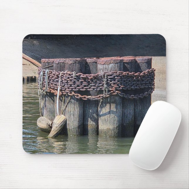 Tapis De Souris Chaînes Rusty Enveloppées Autour Du Port Piling (Avec souris)