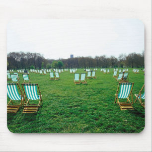 Tapis De Souris Chaises longues dispersées dans le parc vert, Lond