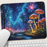 Tapis De Souris Champignons bioluminescents personnalisés<br><div class="desc">Transformez votre espace de travail en un royaume magique grâce à ce tapis de souris personnalisé, doté d'une forêt bioluminescente grouillant de champignons éclatants. La scène enchanteresse, animée de couleurs vives et de détails mystiques, inspire créativité et émerveillement. Faites-le vraiment à vous en ajoutant votre nom ou un message spécial....</div>