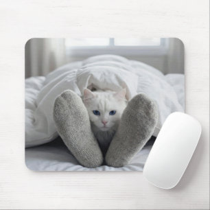Tapis De Souris Chat blanc sous une couette blanche