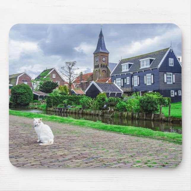 Tapis De Souris Chat dans le village de pêcheurs traditionnel (Devant)