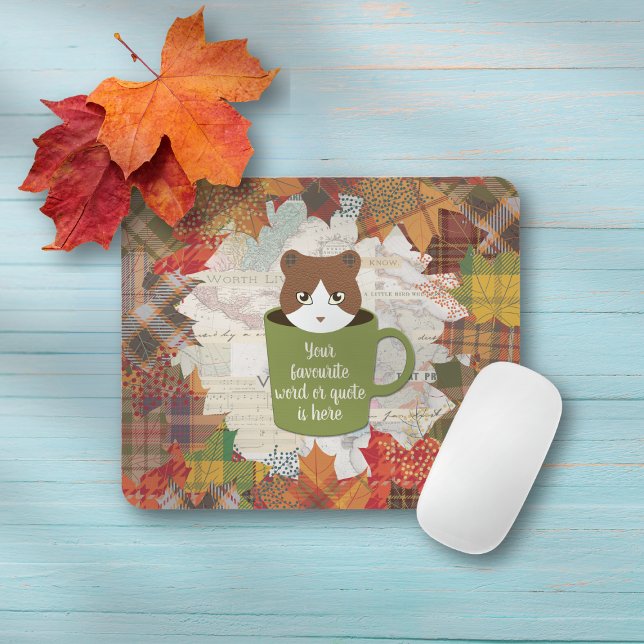 Tapis De Souris Chat de congé d'automne (A Fall Break Cat Mouse Pad on the table.)