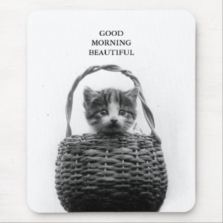 Tapis De Souris Chat mignon dans une photo de cru de panier