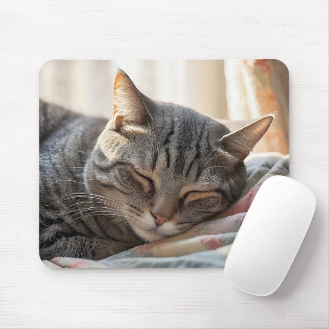 Tapis De Souris Chat tigré dormant sur un vieux quilt  (Avec souris)