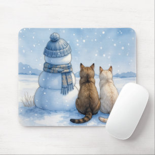 Tapis De Souris Chats assis avec un bonhomme de neige dans un cham