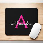 Tapis De Souris Chaud rose noir Script Girl Nom du monogramme<br><div class="desc">Monogramme rose et noir chaud Ajoutez votre propre nom Mousepad (Pad souris). Cela rend le cadeau parfait pour 16 ans,  mariage,  douche nuptiale,  anniversaire,  baby shower ou bachelorette pour quelqu'un qui aime le luxe glam et les styles chic.</div>