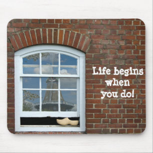 Tapis De Souris Chaussure en bois dans la fenêtre