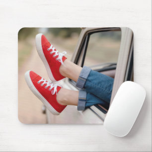 Tapis De Souris Chaussures rouges suspendues à la fenêtre d'un cam