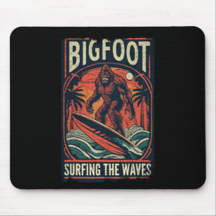Tapis De Souris Chemise Bigfoot surfant sur les vagues Rétro détér