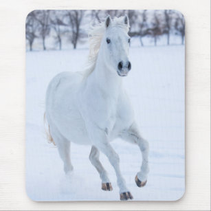 Tapis De Souris Cheval blanc courant dans la neige
