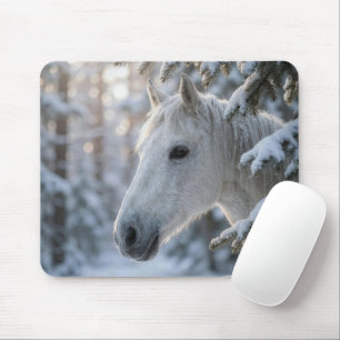 Tapis De Souris Cheval Blanc Dans un Pin Enneigé