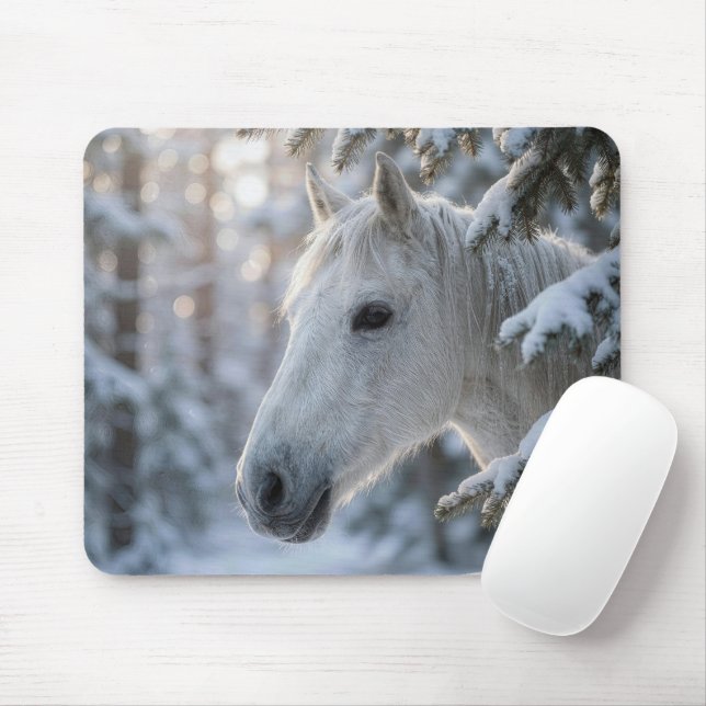 Tapis De Souris Cheval Blanc Dans un Pin Enneigé (Avec souris)