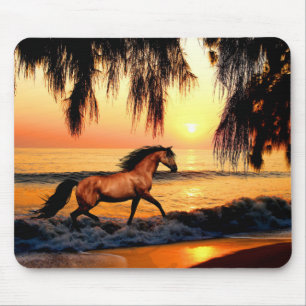 Tapis De Souris Cheval courant sur la plage du coucher du soleil