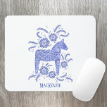Tapis De Souris Cheval de Dala suédois Nom personnalisé Pad de sou<br><div class="desc">Un traditionnel Dala Horse de Suède en bleu indigo et blanc. Peinture folklorique scandinave en Aquarelle. Supprimez ou modifiez le nom pour customiser.</div>