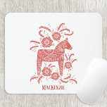Tapis De Souris Cheval de Dala suédois personnalisé<br><div class="desc">Un traditionnel Dala Horse de Suède. Supprimez ou modifiez le nom pour customiser.</div>