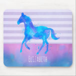 Tapis De Souris Cheval en Aquarelle bleu et violet Personnalisé<br><div class="desc">Un tapis de souris personnalisé avec un joli cheval aquarelle aux couleurs bleu et violet. Courir sauvage et libre. Placez-vous sur un arrière - plan rayé violet avec une touche vintage. Une bordure d'aquarelle bleue et rose est superposée au fond.</div>