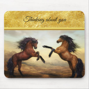 Tapis De Souris Cheval friésien dans une vallée rocheuse