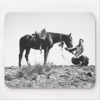 Tapis De Souris Cheval mangeant d'un chapeau de cowboy