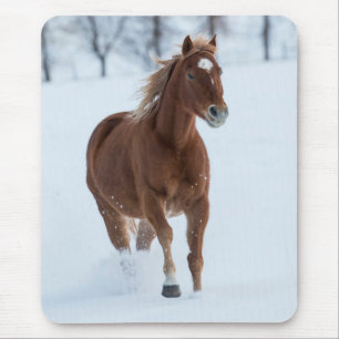Tapis De Souris Cheval simple courant dans la neige