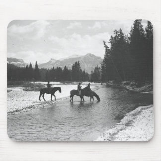 Tapis De Souris Chevaux buvant de et traversant une rivière
