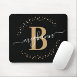 Tapis De Souris Chic Modern Girly Black Gold Nom Script Monogramme<br><div class="desc">Fille, moderne, élégant, tendance, noir et or monogramme nom initial script personnalisé monogrammed mousepad. Doté d'une initiale monogramme et d'un script de nom de girly dans une police de caractères de calligraphie lettrée et d'un cadre de cercle pointillé autour de votre monogramme. Un cadeau féminin parfait pour les filles, soeur,...</div>