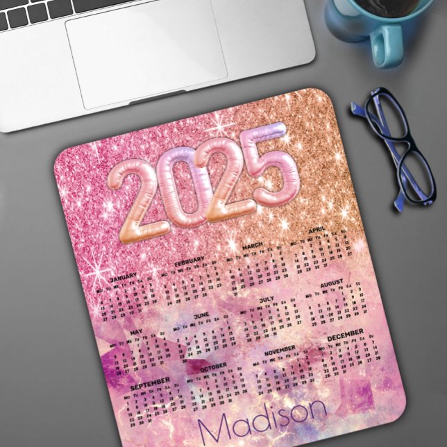 Tapis De Souris Chic ombre rose or 2025 calendrier monogramme (Créateur téléchargé)
