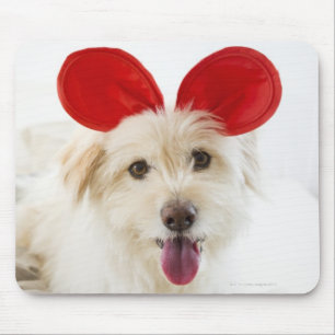 Tapis De Souris Chien portant des oreilles de jouet sur le lit