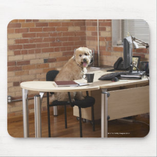 Tapis De Souris Chien se reposant au bureau