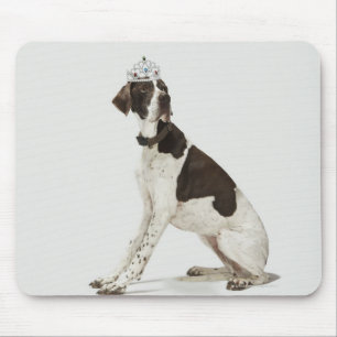 Tapis De Souris Chien se reposant avec un diadème sur la tête